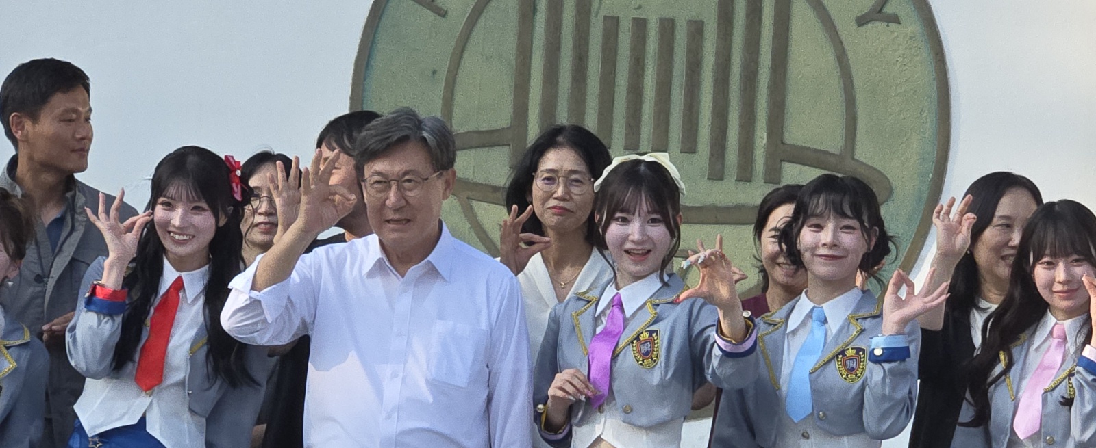 호원대학교 관계자와 일본 인디그룹 MMZ가 함께 인사하고 있다